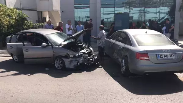 İzmit'te Trafik Kazası: 3 Yaralı İzmit'te Trafik Kazası: 3 Yaralı