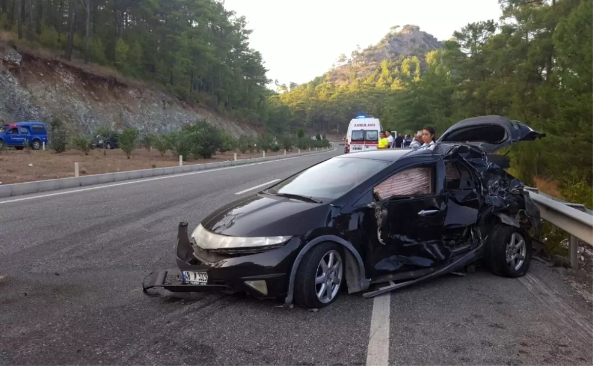 Marmaris'te Minibüs ile Otomobil Çarpıştı: 10 Yaralı