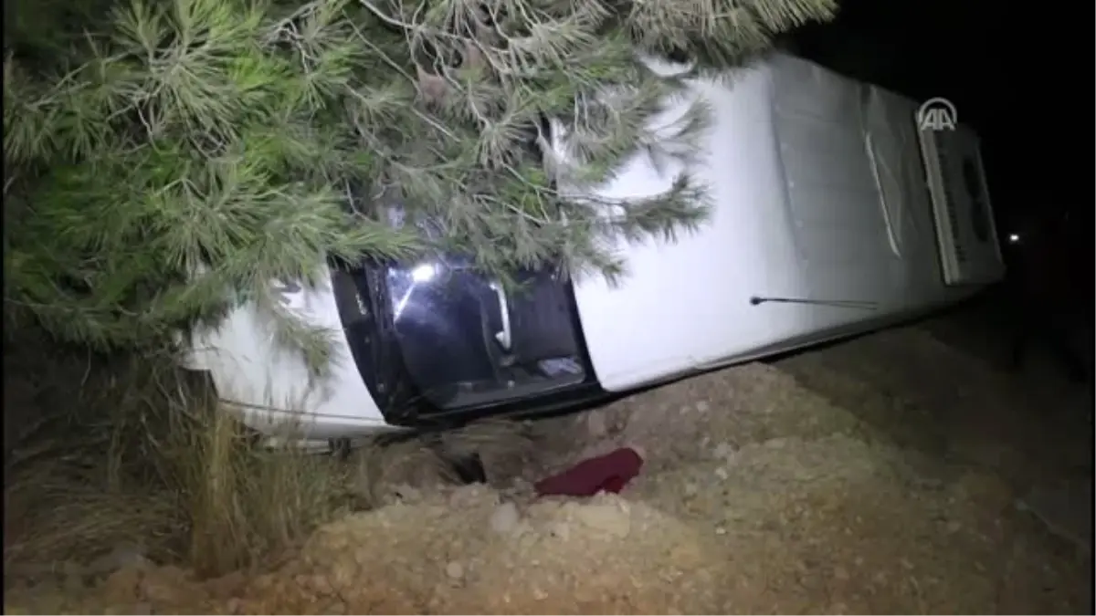 Adana'da Yolcu Minibüsü Devrildi: 7 Yaralı (2)
