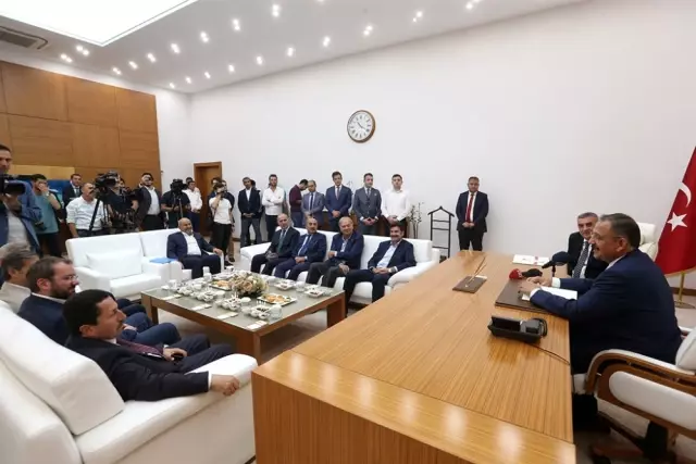 Bakan Özhaseki: 'Sakarya Türkiye'ye Örnek Bir Şehir' Bakan Özhaseki: 'Sakarya Türkiye'ye Örnek Bir Şehir'