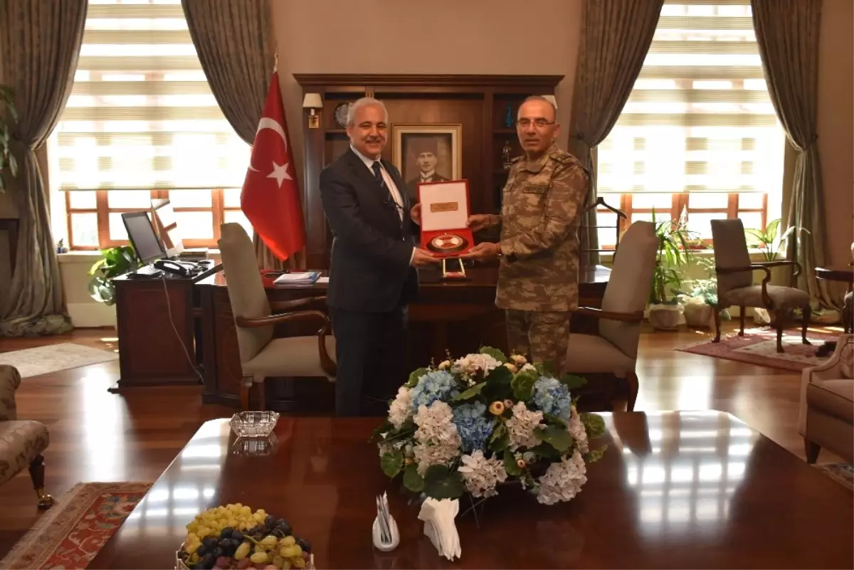 Edok Komutanından Vali Güvençer'e Plaket