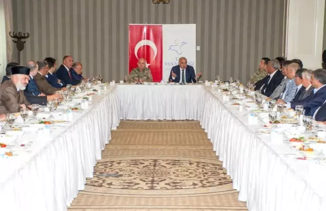 Vali Zorluoğlu, Kanaat Önderleriyle Bir Araya Geldi Vali Zorluoğlu, Kanaat Önderleriyle Bir Araya Geldi