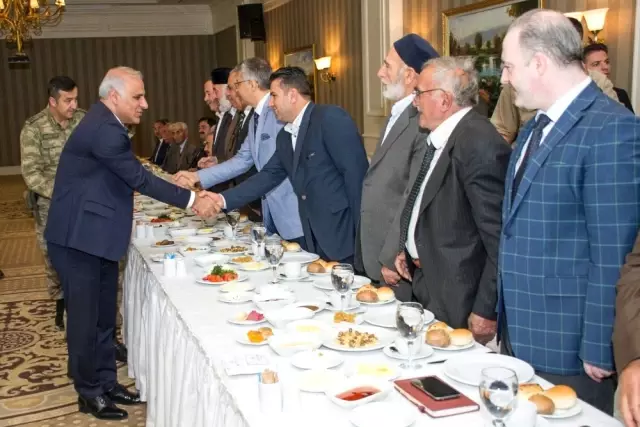 Vali Zorluoğlu, Kanaat Önderleriyle Bir Araya Geldi Vali Zorluoğlu, Kanaat Önderleriyle Bir Araya Geldi