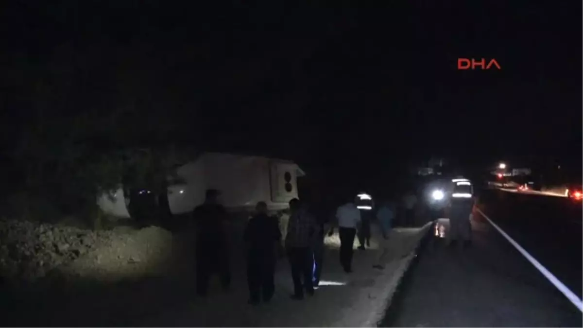 Adana Yolcu Minibüsü Şarampole Devrildi: 7 Yaralı