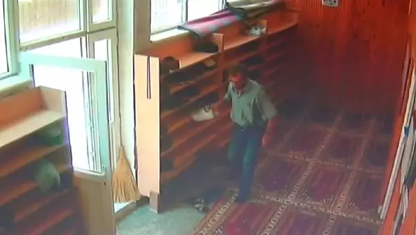 Camiden Yeni Ayakkabıyı Çaldı, Eskisini Bıraktı