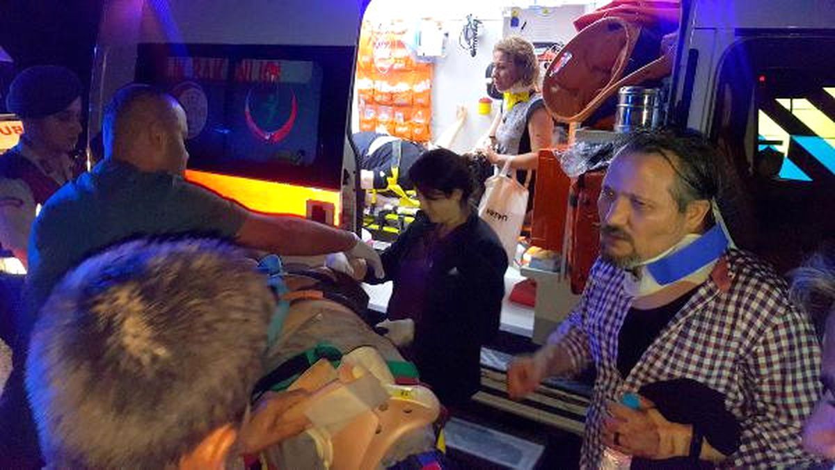 Düğünden Dönenleri Taşıyan 2 Otomobile Tır Çarptı: 8 Yaralı