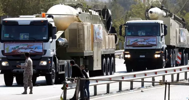 İran, Trump'a Rağmen 2 Bin Kilometre Menzile Sahip Füzeyi Canlı Yayında Fırlattı!