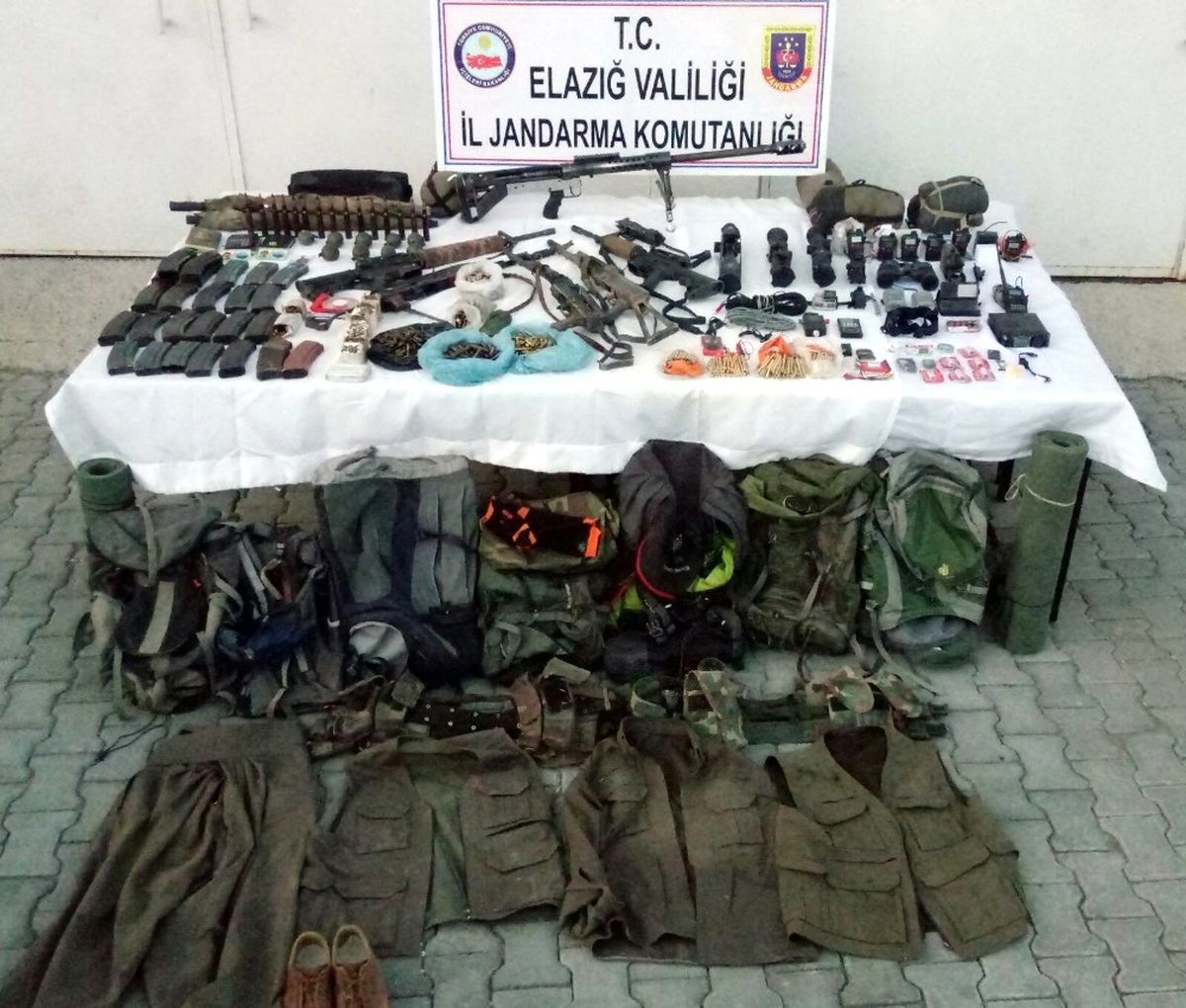 Etkisiz Hale Getirilen Teröristlerin Üzerinden Cephanelik Çıktı