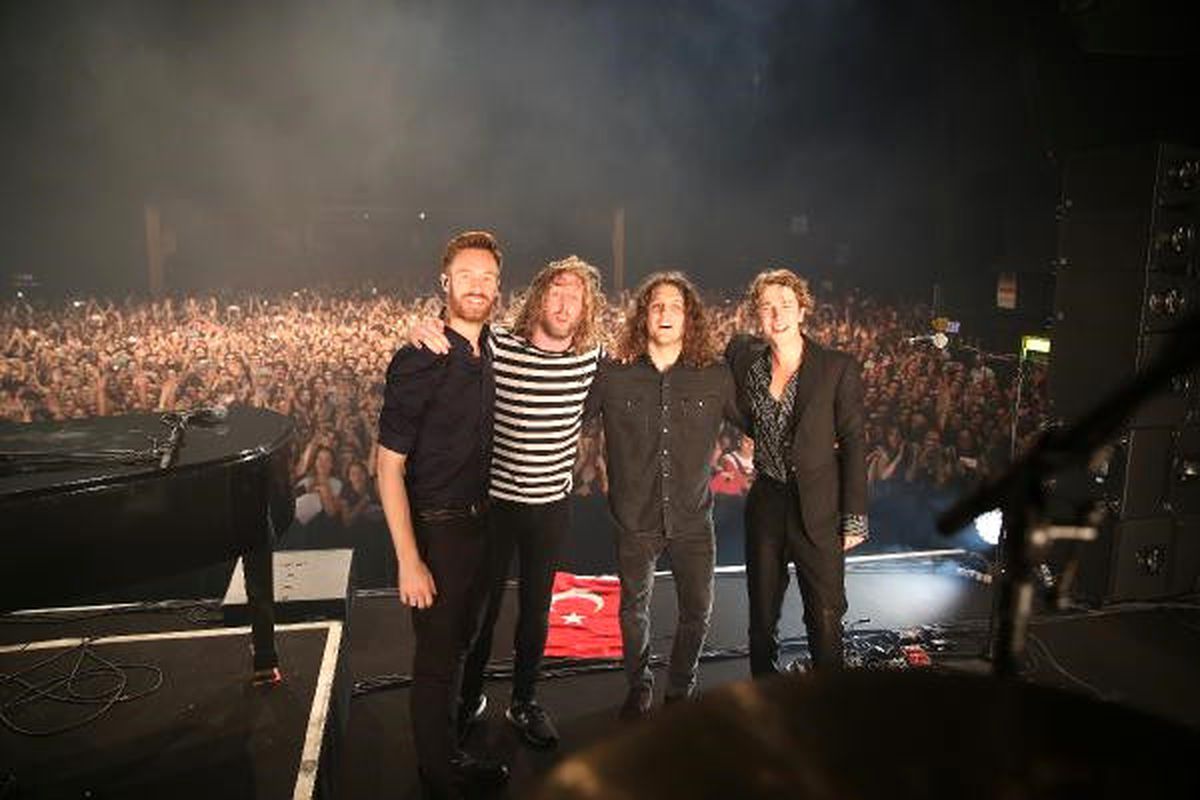 İngiliz Şarkıcı Tom Odell İstanbul'da Hayranlarıyla Buluştu