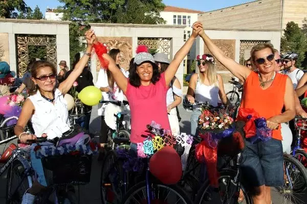 Süslü Kadınlar Pedal Çevirdi Süslü Kadınlar Pedal Çevirdi