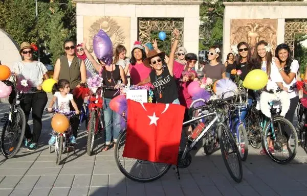 Süslü Kadınlar Pedal Çevirdi Süslü Kadınlar Pedal Çevirdi