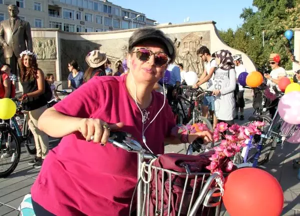 Süslü Kadınlar Pedal Çevirdi Süslü Kadınlar Pedal Çevirdi