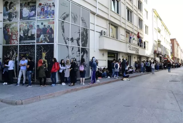 Bin 200 Genç Kapıda Sıra Oldu