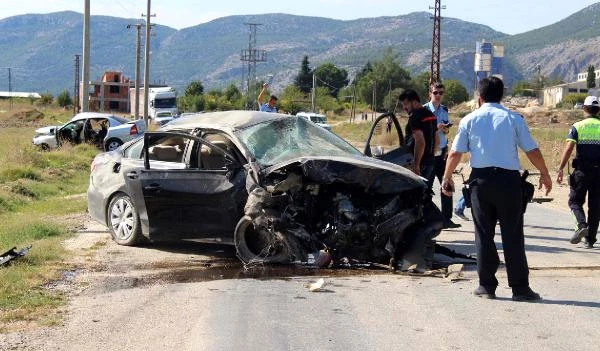 Bucak'ta İki Otomobil Çarpıştı: 1 Ölü, 2 Yaralı
