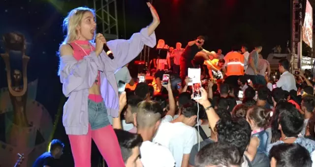 Adana'da Seyirciler Aleyna Tilki'ye Yumurta Fırlattı, Ardından Sahneye Hücum Etti