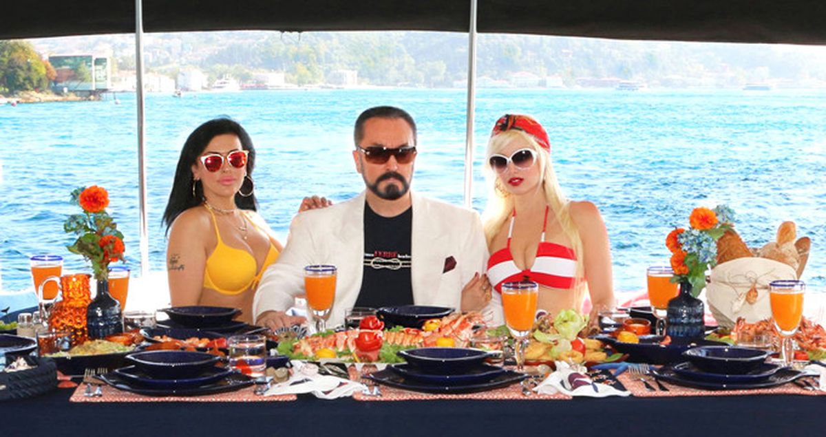 Adnan Oktar'a Açıkça Soruldu: Genç Kızlara Neden 'Kedicik' Diyorsunuz