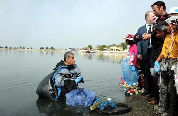 Aydın Aydın, 'Petmen' Kıyafetiyle Van Gölü'nde Çöp Topladı Aydın Aydın, 'Petmen' Kıyafetiyle Van Gölü'nde Çöp Topladı