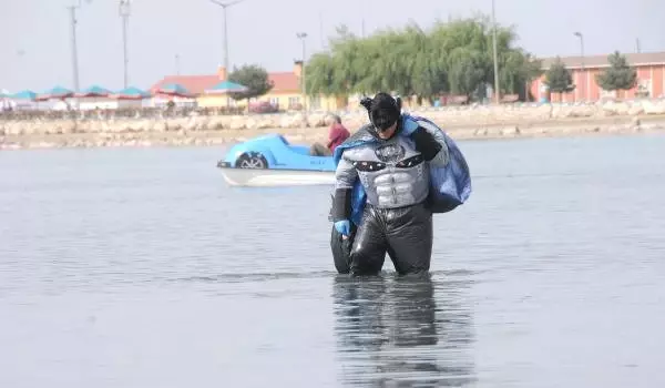 Aydın Aydın, 'Petmen' Kıyafetiyle Van Gölü'nde Çöp Topladı Aydın Aydın, 'Petmen' Kıyafetiyle Van Gölü'nde Çöp Topladı