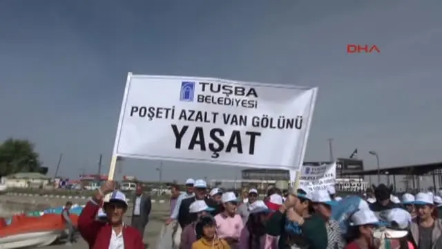 Van Aydın Aydın, 'Petmen' Kıyafetiyle Van Gölü'nde Çöp Topladı Van Aydın Aydın, 'Petmen' Kıyafetiyle Van Gölü'nde Çöp Topladı