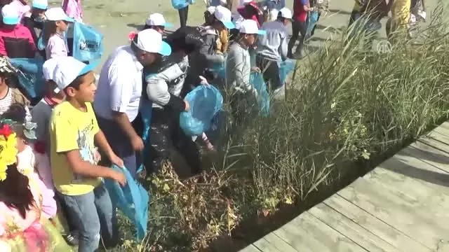 Van Gölü Kıyısında Çevre Temizliği Yapıldı Van Gölü Kıyısında Çevre Temizliği Yapıldı