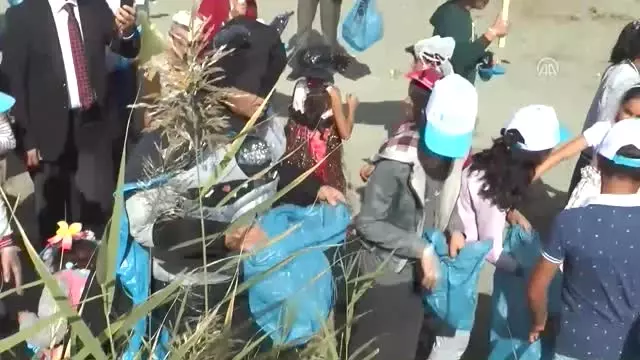 Van Gölü Kıyısında Çevre Temizliği Yapıldı Van Gölü Kıyısında Çevre Temizliği Yapıldı