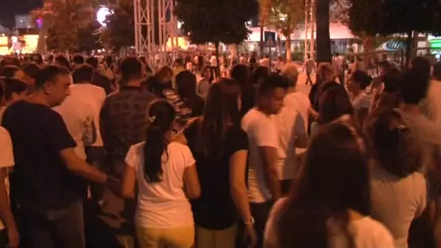 Hadise konserinde Adanalılar çam ağaçlarına tırmandı