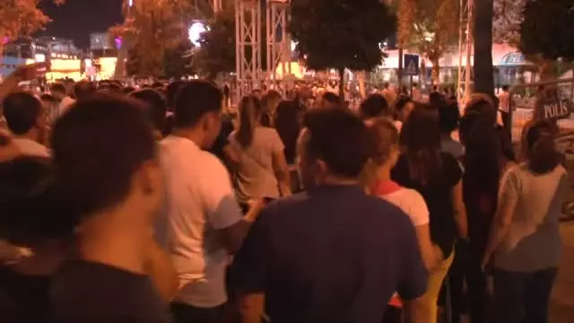 Hadise konserinde Adanalılar çam ağaçlarına tırmandı