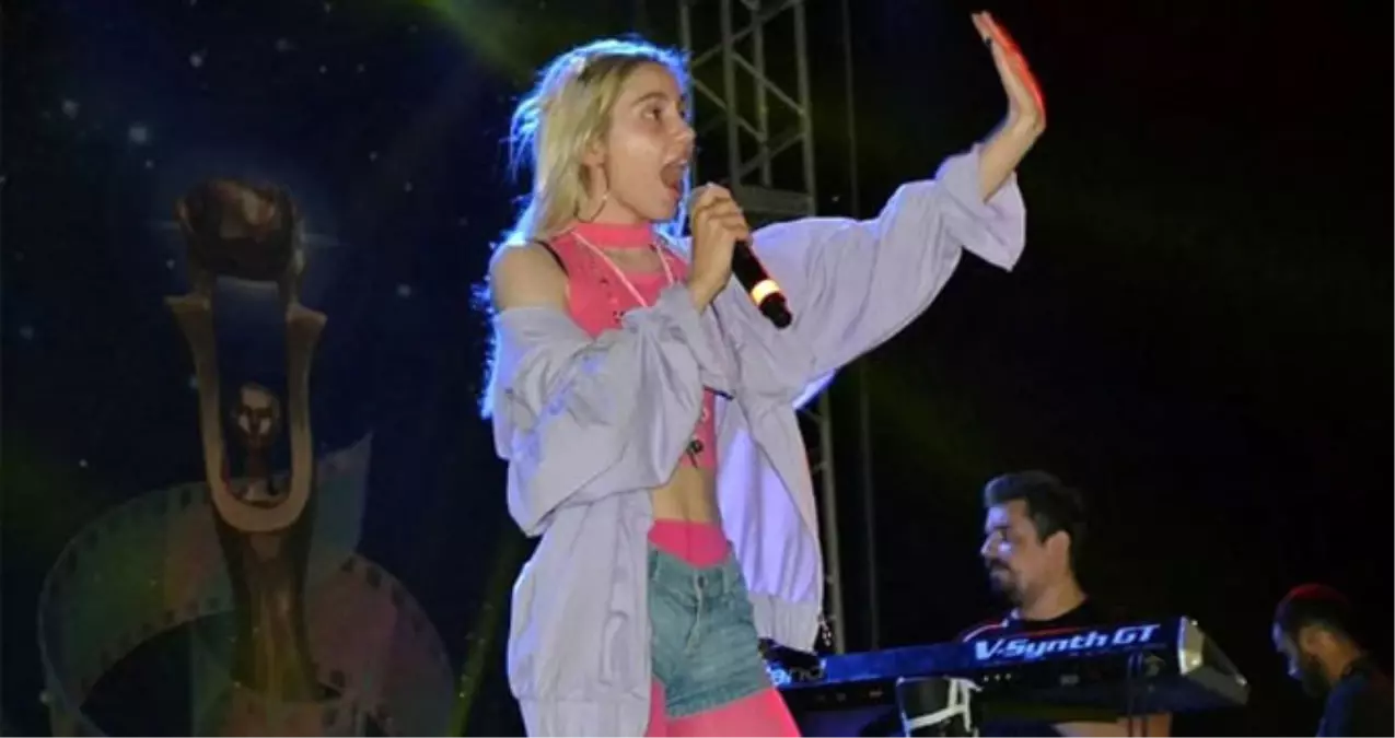 Aleyna Tilki, Uçakta Telefonunu Açınca Yolcular Büyük Panik Yaşadı