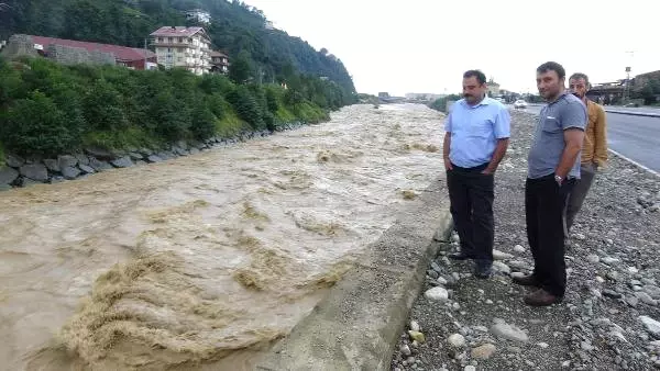 Rize'de Sağanak Yağmur, Sel ve Heyelana Neden Oldu: 1 Ölü, 1 Yaralı (2)