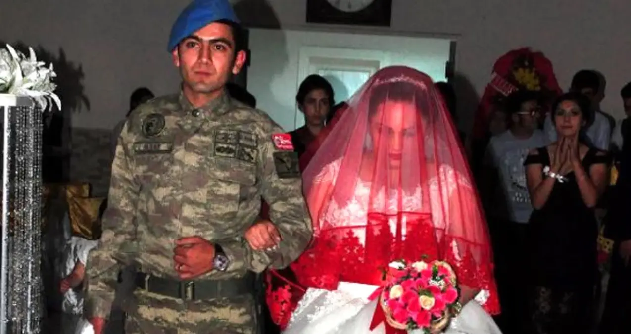 Uzman Çavuş, Düğününde Kamuflajlarını Çekip Gelini Koluna Taktı