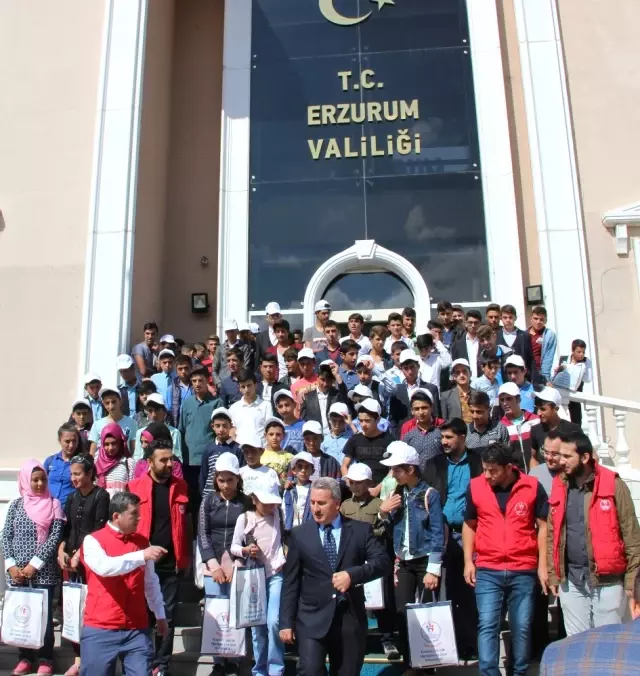 Vali Azizoğlu, Karayazı ve Karaçobanlı Gençleri Kabul Etti Vali Azizoğlu, Karayazı ve Karaçobanlı Gençleri Kabul Etti