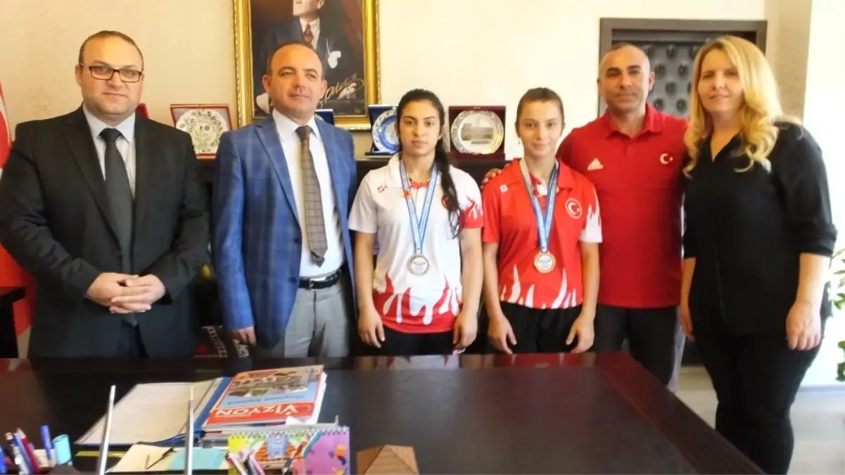 Burhaniye'de Haltercilere Kaymakamdan Altın Ödülü