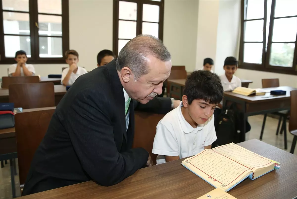 Erdoğan Mezun Olduğu Okulda 44 Yıl Sonra Öğrencilerle Kur'an Okudu
