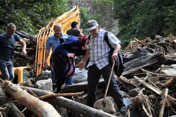 Rize'de Sel ve Heyelanın Ardından 3 Gün Sonra Ulaşılan Köy Yerle Bir Olmuş