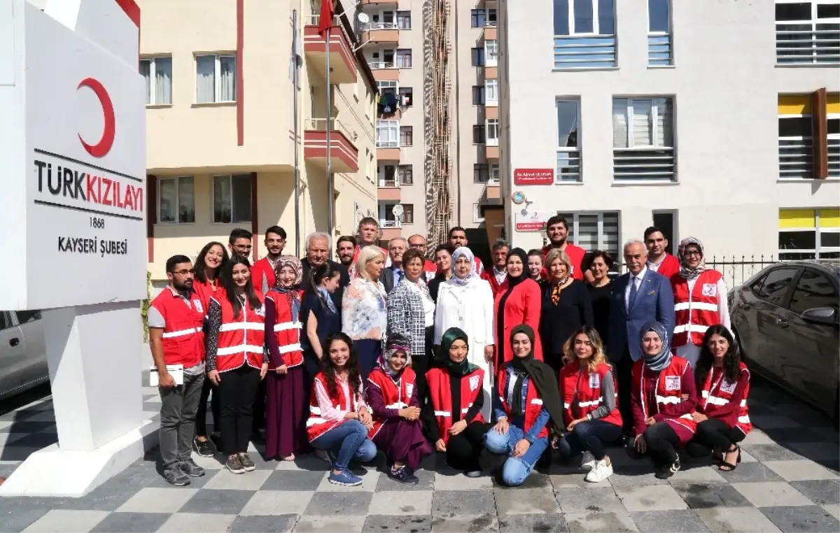 ayse kamci dan turk kizilayi kayseri subesine ziyaret