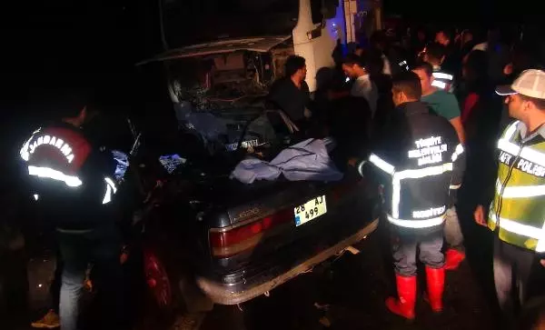 Giresun'da Otomobil Kamyona Çarptı: 3 Ölü