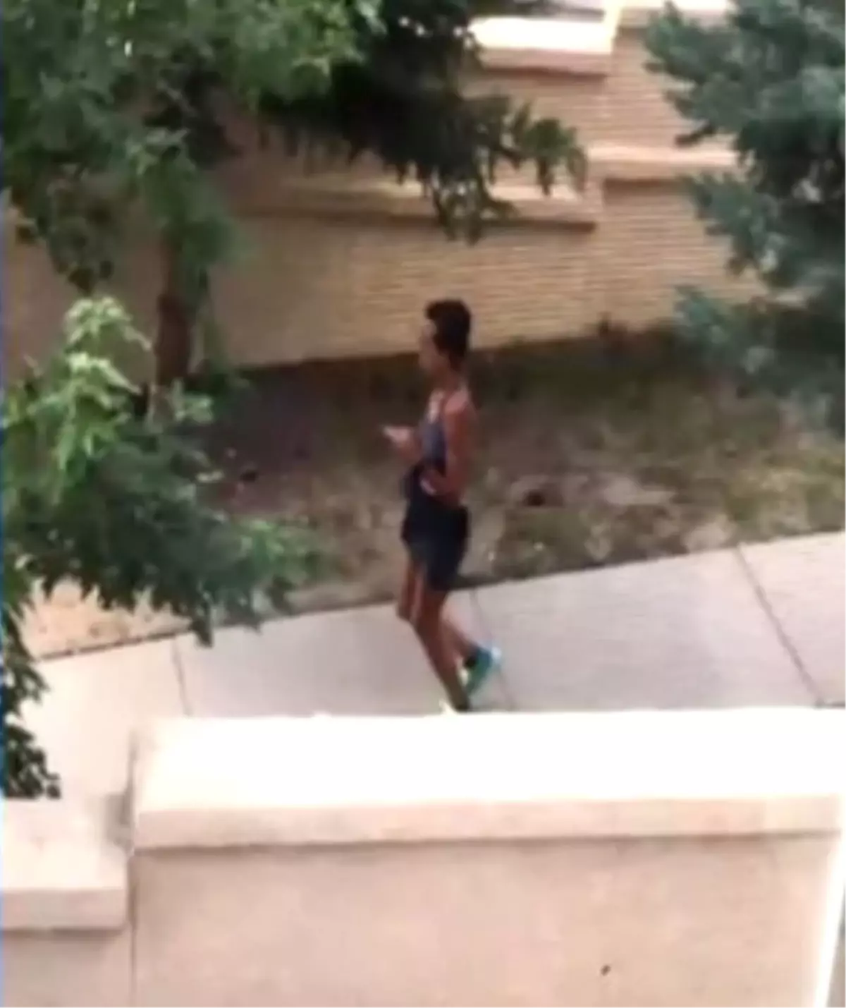 Her Sabah Koşuya Çıkan Kadın, Tuvaletini Komşusunun Bahçesine Yapıyor