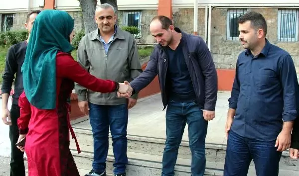 Halk Otobüsünde Koltuğa Oturmayan Madencilere Kaplıca Tatili Halk Otobüsünde Koltuğa Oturmayan Madencilere Kaplıca Tatili
