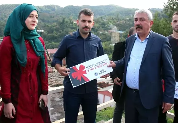 Halk Otobüsünde Koltuğa Oturmayan Madencilere Kaplıca Tatili Halk Otobüsünde Koltuğa Oturmayan Madencilere Kaplıca Tatili