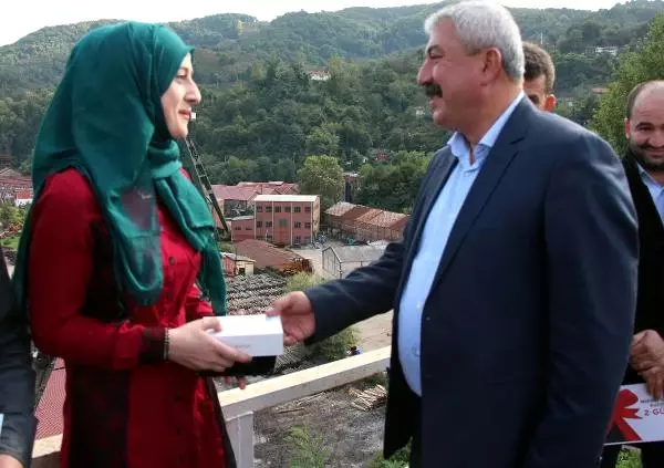 Halk Otobüsünde Koltuğa Oturmayan Madencilere Kaplıca Tatili Halk Otobüsünde Koltuğa Oturmayan Madencilere Kaplıca Tatili