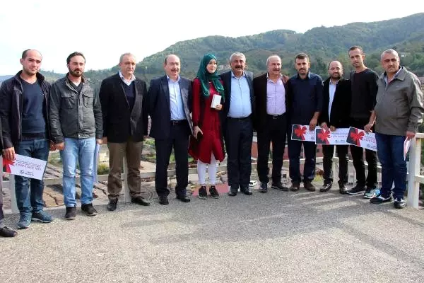 Halk Otobüsünde Koltuğa Oturmayan Madencilere Kaplıca Tatili Halk Otobüsünde Koltuğa Oturmayan Madencilere Kaplıca Tatili