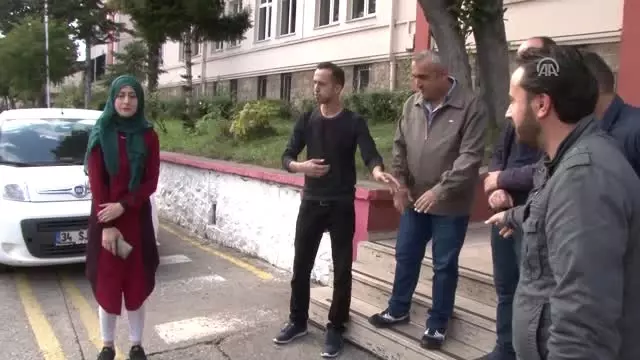 Madencilerin 'Koltuklar Kirlenmesin' Diye Ayakta Yolculuk Yapması Madencilerin 'Koltuklar Kirlenmesin' Diye Ayakta Yolculuk Yapması