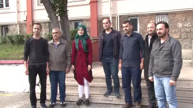 Madencilerin 'Koltuklar Kirlenmesin' Diye Ayakta Yolculuk Yapması Madencilerin 'Koltuklar Kirlenmesin' Diye Ayakta Yolculuk Yapması