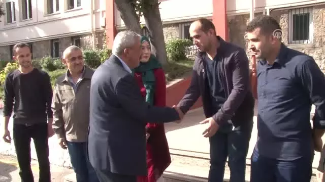 Madencilerin 'Koltuklar Kirlenmesin' Diye Ayakta Yolculuk Yapması Madencilerin 'Koltuklar Kirlenmesin' Diye Ayakta Yolculuk Yapması