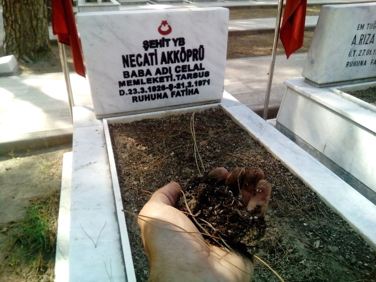 Şehit Mezarları Arasında Vatan Toprağıyla Bağ Kuruldu