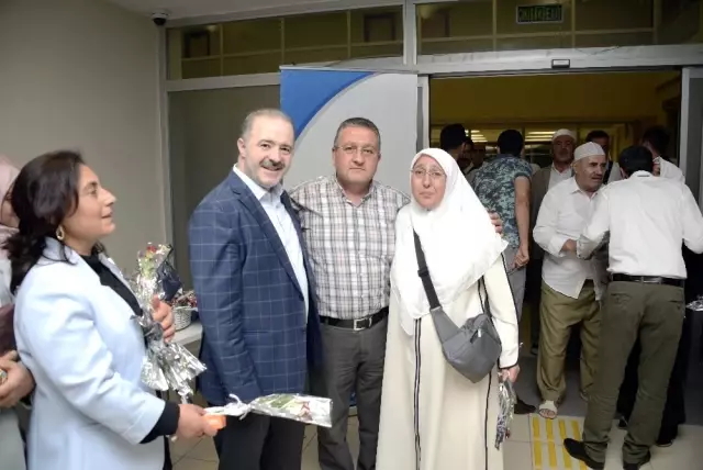 Başkan Özgökçe, Hacıları Güllerle Karşıladı Başkan Özgökçe, Hacıları Güllerle Karşıladı