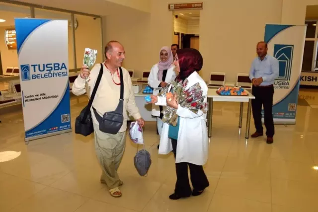 Başkan Özgökçe, Hacıları Güllerle Karşıladı Başkan Özgökçe, Hacıları Güllerle Karşıladı