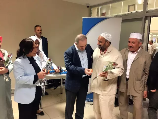 Başkan Özgökçe, Hacıları Güllerle Karşıladı Başkan Özgökçe, Hacıları Güllerle Karşıladı