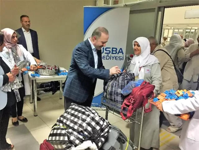 Başkan Özgökçe, Hacıları Güllerle Karşıladı Başkan Özgökçe, Hacıları Güllerle Karşıladı