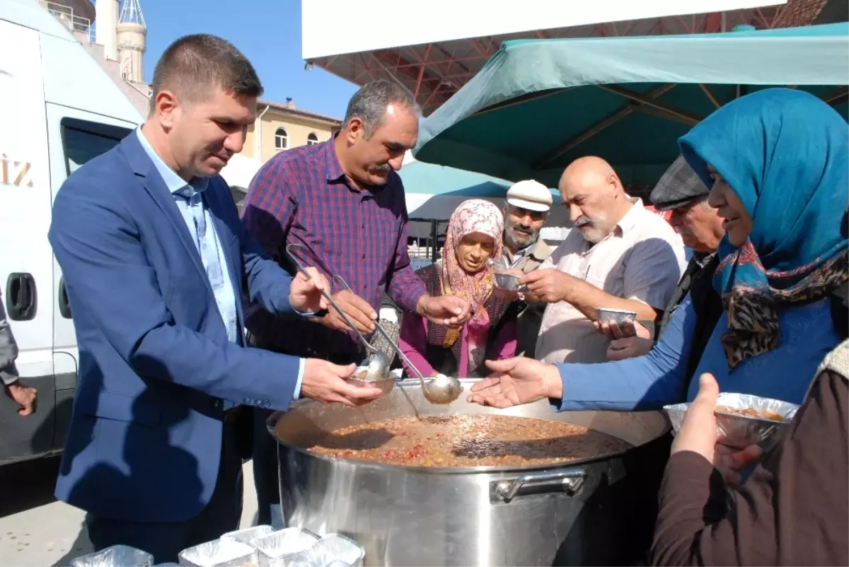 Burdur Belediyesinden Aşure Dağıtımı